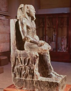 Socha Khafre (2520-2494 př.nl) trůnící z údolního chrámu Khafreovy pyramidy v Gíze, Stará říše, cca 2540-2505 př.nl (diorit) (viz také 68328)